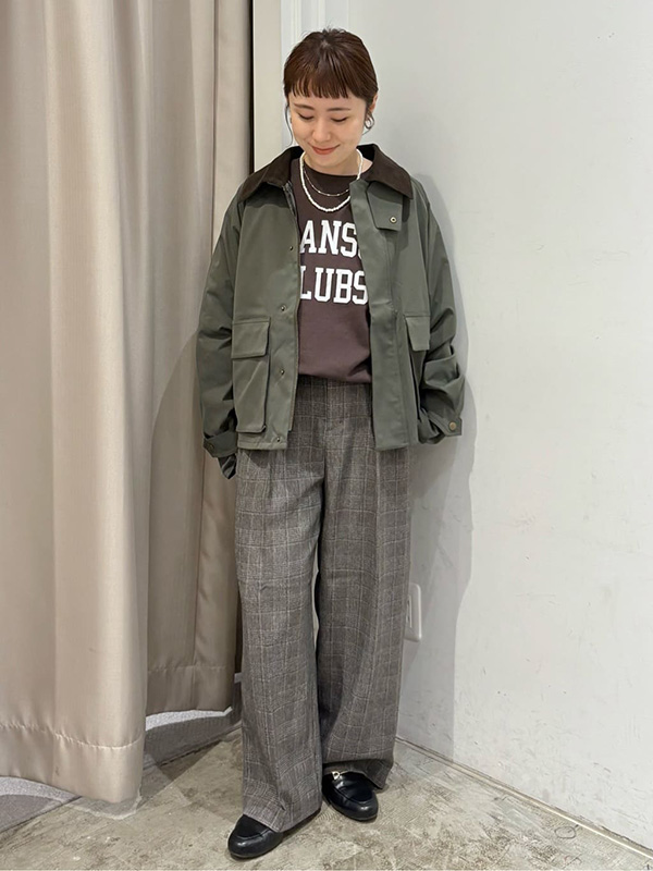 アースカラーで大人も取り入れられる注目のミリタリー×プレッピー | 気温10度 服装