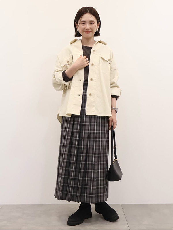 シャツジャケット×プリーツスカートで甘辛なテイストミックスを楽しむ | 気温10度 服装