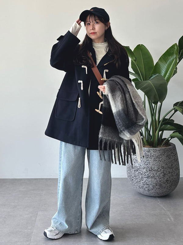 クラシカルなダッフルコートはデニム合わせでこなれコーデへ | 気温10度 服装