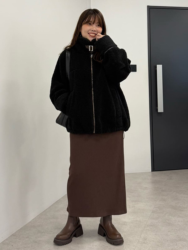 羽織るだけで旬なムードを纏えるボアブルゾンのメリハリコーデ | 気温10度 服装