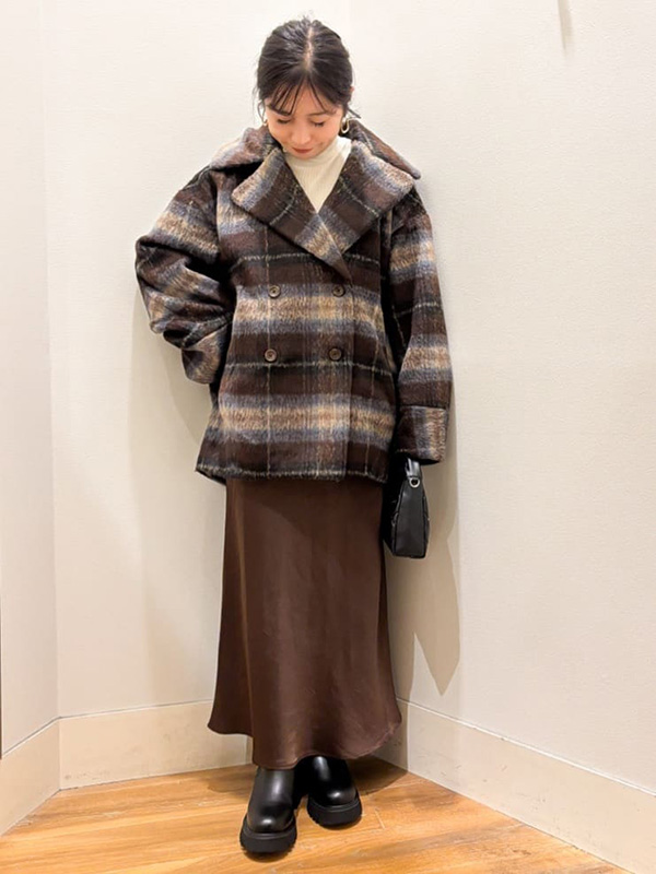 シーズンムード溢れるチェックコートのフェミニンコーデ | 気温10度 服装