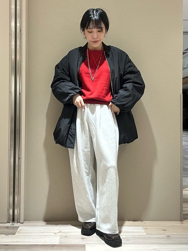 トレンドカラーのレッドで暗くなりがちなコーデに彩りを | 気温10度 服装