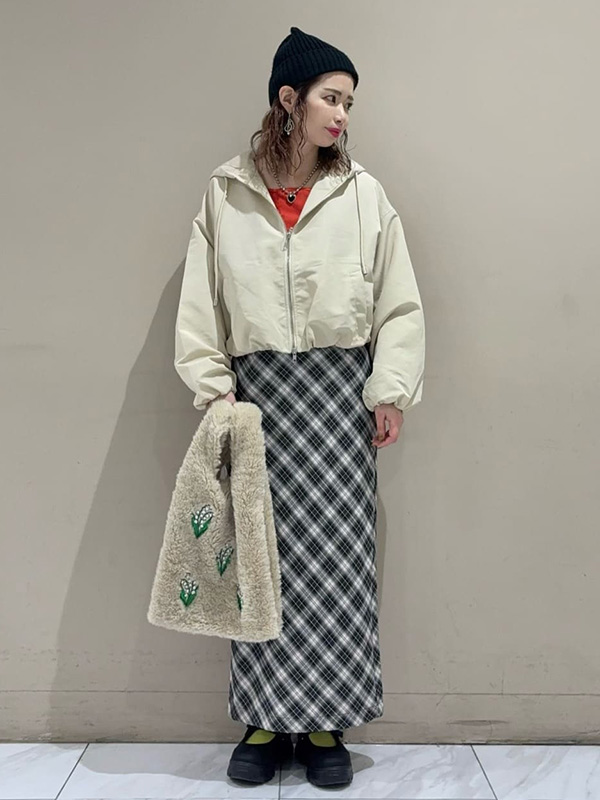 今っぽいバランスコーデが即完成するショート丈のマウンテンパーカー | 気温10度 服装