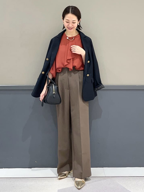 きれいめコーデに上品さと知的さを添えてくれるネイビージャケット | 気温10度 服装