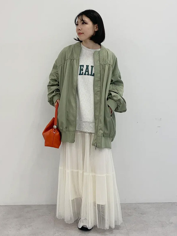 ミリタリーアウター×ガーリースカートの大人甘辛コーデ | 14度 服装