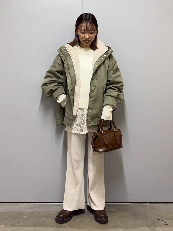 フェミニンな着こなしにフィットするファー付きマウンテンパーカー | 14度 服装