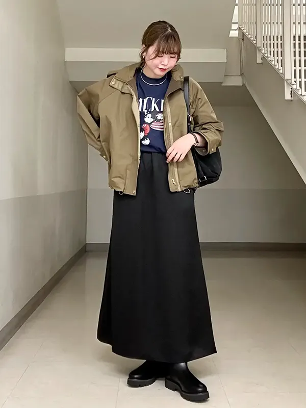アクティブなマウンテンパーカーをきれいめに引き寄せ大人スポーティーに ｜気温14度の服装はコレ！最高/最低14度のおすすめコーデ【2026最新】｜ストライプクラブ