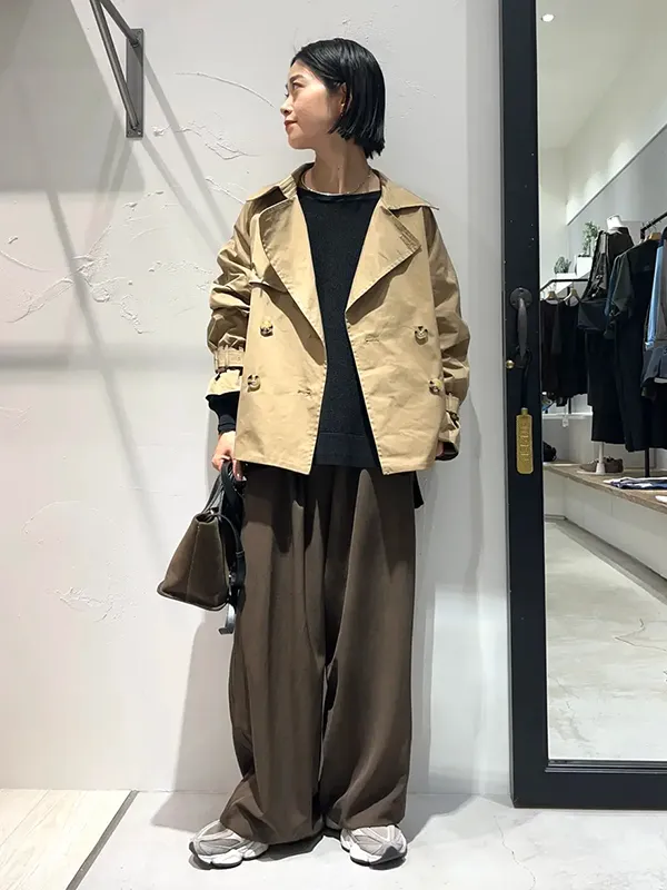 ショート丈×ワイドパンツでつくる今っぽさ抜群のメリハリトレンチスタイル ｜気温14度の服装はコレ！最高/最低14度のおすすめコーデ【2026最新】｜ストライプクラブ