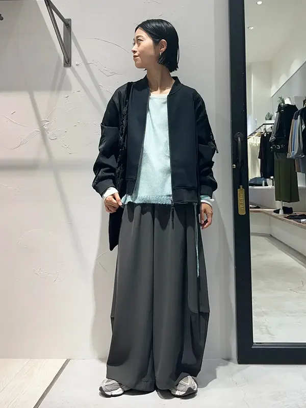 軽やかメッシュニットとMA-1風ブルゾンで乗り切るモードな寒暖差コーデ ｜気温14度の服装はコレ！最高/最低14度のおすすめコーデ【2026最新】｜ストライプクラブ