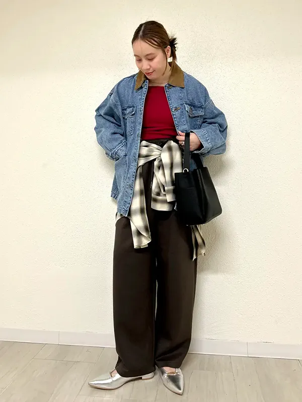 秋らしさを加速させるレッドインナー×デニムジャケットの今っぽカジュアル ｜気温14度の服装はコレ！最高/最低14度のおすすめコーデ【2026最新】｜ストライプクラブ