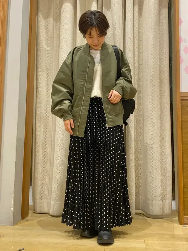 ミリタリーなカーキMA-1×フェミニンスカートの甘辛ミックスコーデ ｜気温14度の服装はコレ！最高/最低14度のおすすめコーデ【2026最新】｜ストライプクラブ