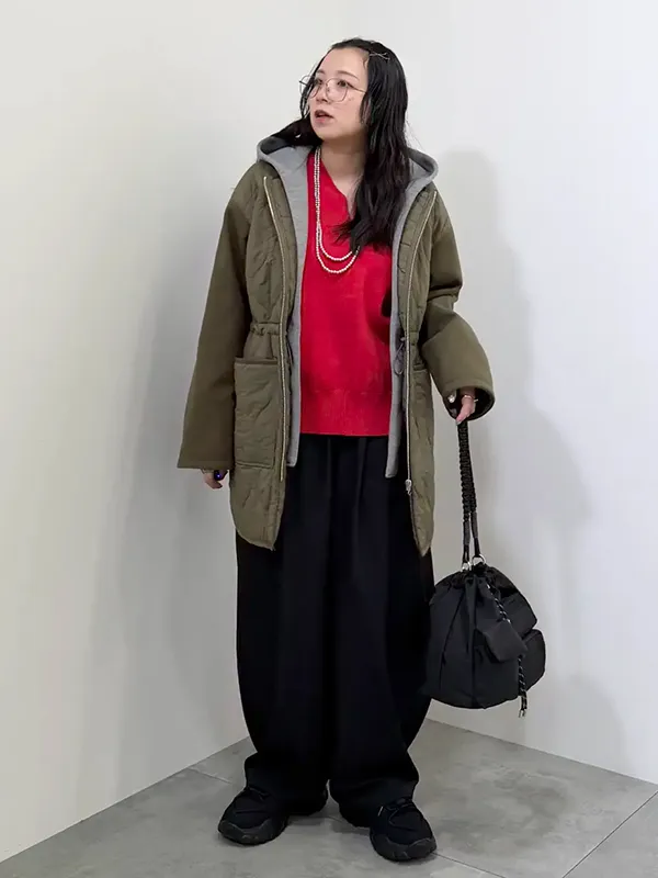 レッドニットの差し色が目を惹く奥行きのあるモッズコートスタイル ｜気温14度の服装はコレ！最高/最低14度のおすすめコーデ【2026最新】｜ストライプクラブ