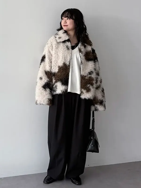 柄ファーコートを主役にすっきり整えたスタイリッシュなモノトーンコーデ ｜気温14度の服装はコレ！最高/最低14度のおすすめコーデ【2026最新】｜ストライプクラブ