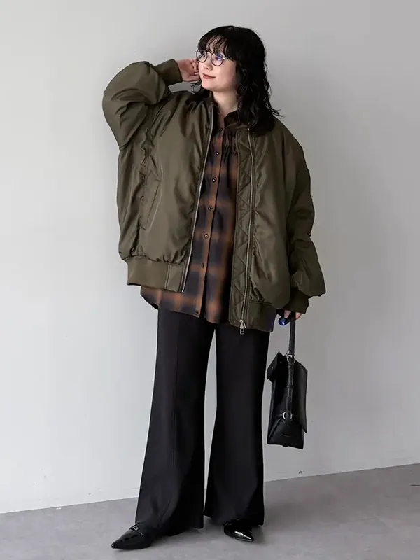 厚手MA-1とチェックシャツが織りなす秋深まるシックなあったかカジュアル ｜気温14度の服装はコレ！最高/最低14度のおすすめコーデ【2026最新】｜ストライプクラブ