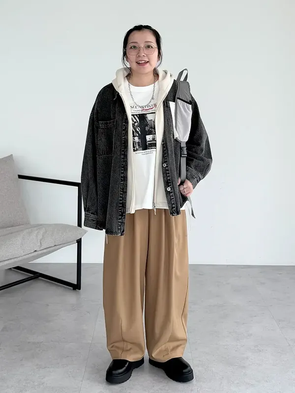 デニムジャケットとパーカーを重ねた立体感あふれるレイヤードスタイル ｜気温14度の服装はコレ！最高/最低14度のおすすめコーデ【2026最新】｜ストライプクラブ