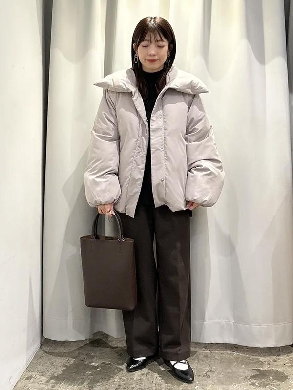 縦長ラインを強調するダークコーデで淡色中綿ブルゾンをすっきり見せ | 14度 服装