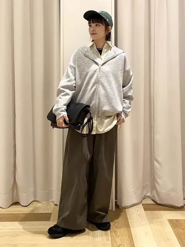 きれいめコーデとの相性も良いシンプル大人パーカー | 17度 服装