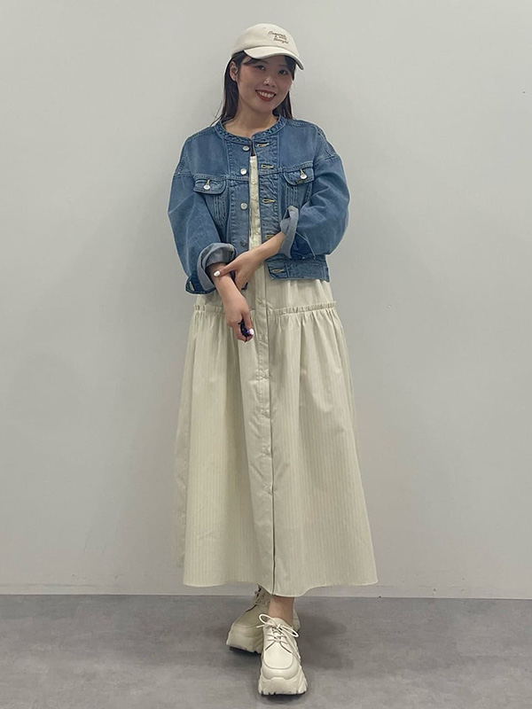 ガーリーワンピをおしゃれにカジュアルダウンさせるデニムジャケット | 17度 服装