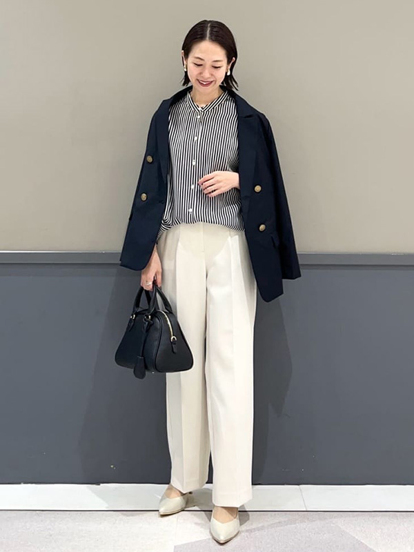 知的さを演出するネイビージャケットの王道きれいめコーデ | 17度 服装