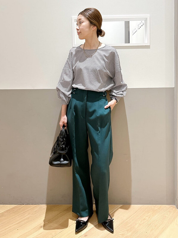 コーデの華やかさが格段にアップする袖コンシャスなブラウス | 17度 服装