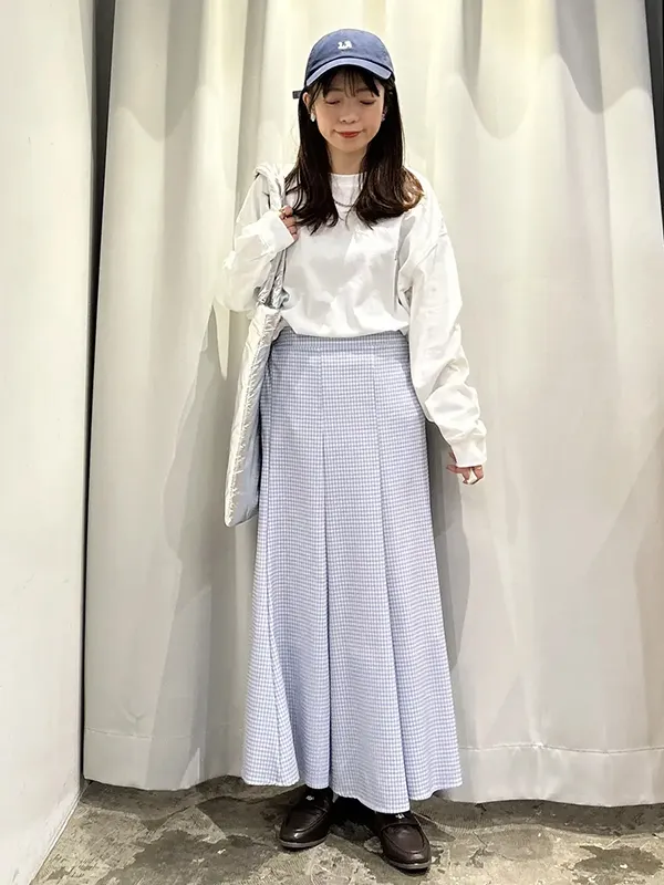 ガーリースカートをこなれた着こなしへ導くシンプルロンTコーデ | 17度 服装