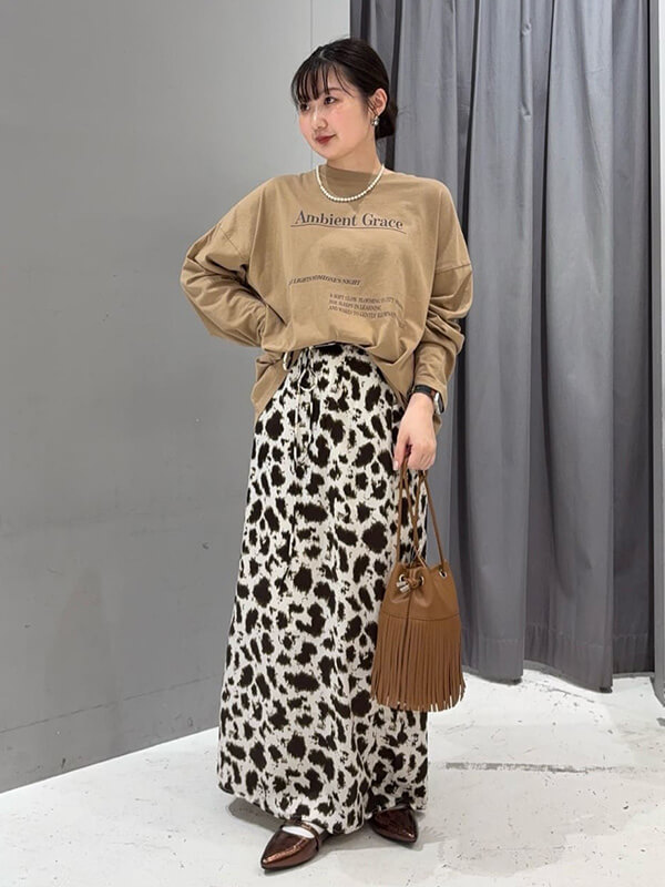 さりげないプリントで抜け感を演出する万能ロングTシャツ | 17度 服装