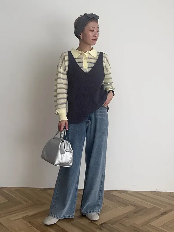 春カラーと今季らしさが光るニットポロ×ベストのレイヤード | 17度 服装