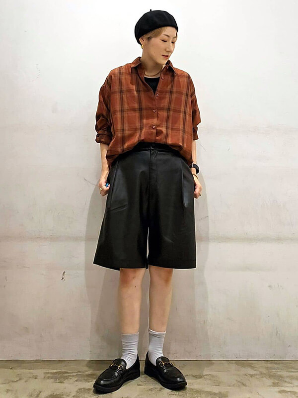 チェックシャツとハーフパンツで秋ならではのこなれバランスコーデ | 17度 服装