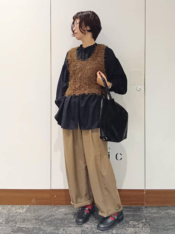 ブラウス×ニットベストのレイヤードは今っぽさと秋らしさを両立 | 17度 服装