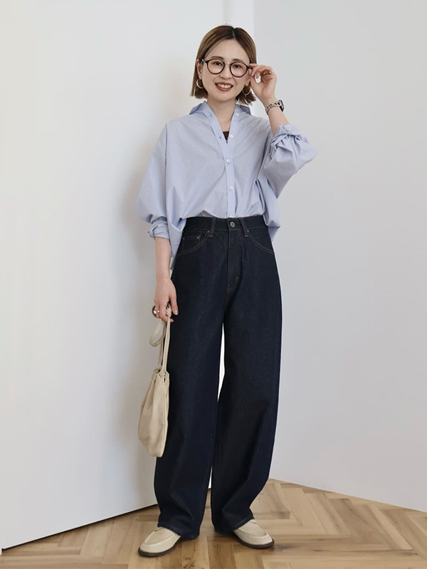 旬なシルエットのデニムでこなれるクリーンなシャツコーデ | 17度 服装