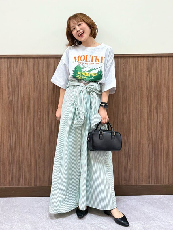 春っぽストライプで爽やかさ満点のフェミニンTシャツコーデ | 17度 服装
