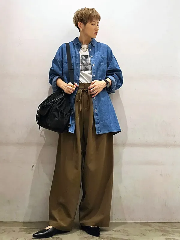 立体感のあるシアーシャツでつくる旬の大人リラックススタイル ｜気温17度の服装まとめ！最高/最低17度別のおすすめコーデ【2026最新】｜ストライプクラブ