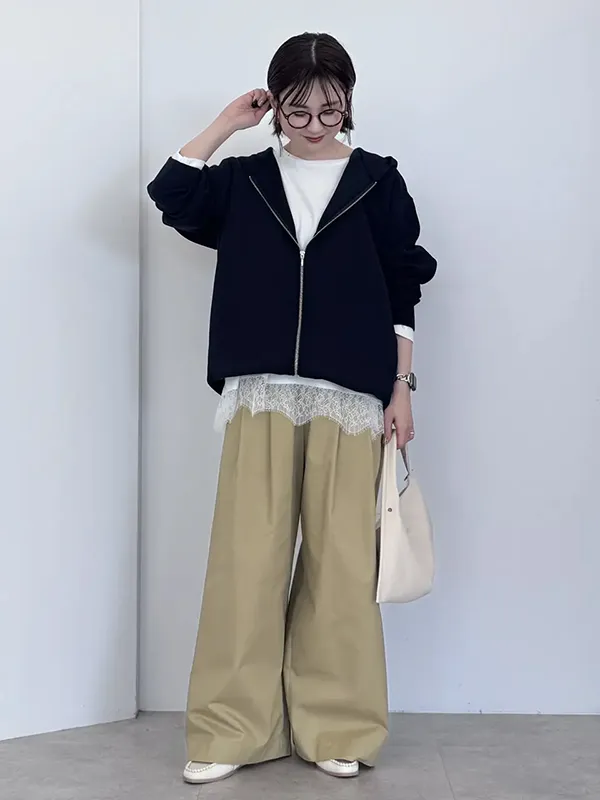 きれいめパーカー×レースのチラ見せレイヤードでこなれカジュアル | 17度 服装