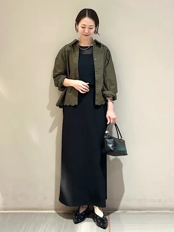 繊細なチュールの透け感と刺繍シャツの重ね着で魅せる甘辛シックコーデ ｜気温17度の服装まとめ！最高/最低17度別のおすすめコーデ【2026最新】｜ストライプクラブ