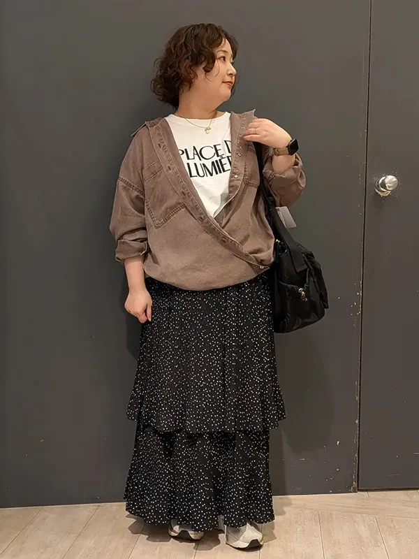 変形デニムシャツ×ロゴTでこなれ感を楽しむ大人フェミニン ｜気温17度の服装まとめ！最高/最低17度別のおすすめコーデ【2026最新】｜ストライプクラブ