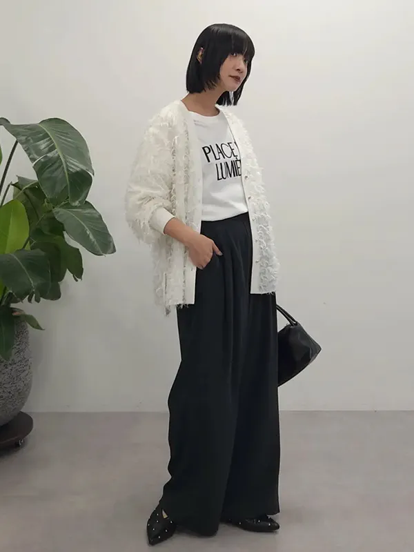 フェザーカーディガンとロゴTで引き立てる上品モノトーン ｜気温17度の服装まとめ！最高/最低17度別のおすすめコーデ【2026最新】｜ストライプクラブ
