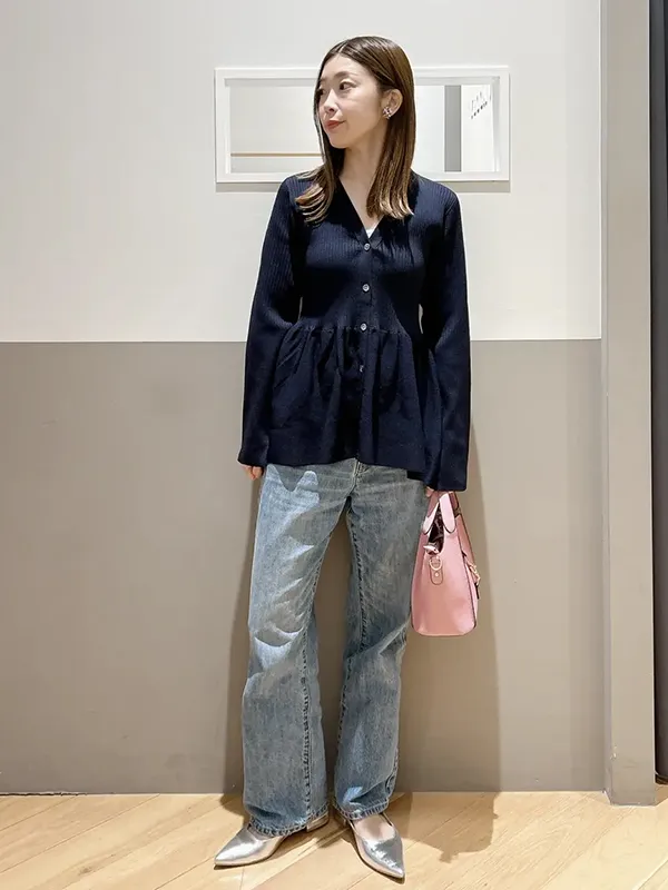 デニムとのワンツーコーデでも存在感を発揮するペプラムカーデ | 17度 服装