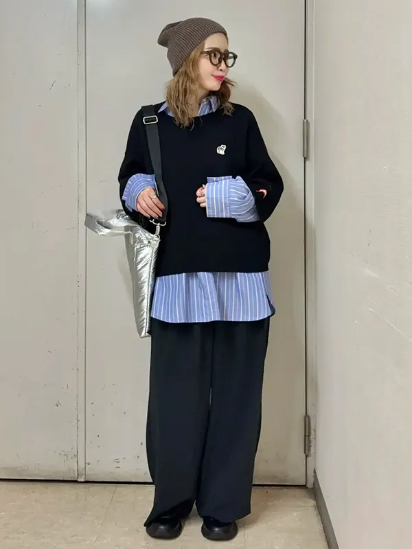 ストライプシャツにニットを重ねた寒暖差ケアスタイル ｜気温17度の服装まとめ！最高/最低17度別のおすすめコーデ【2026最新】｜ストライプクラブ