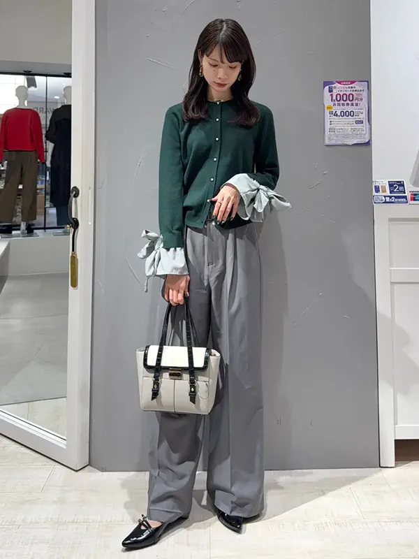 リボンカーディガンがアクセントのシックカジュアル ｜気温17度の服装まとめ！最高/最低17度別のおすすめコーデ【2026最新】｜ストライプクラブ