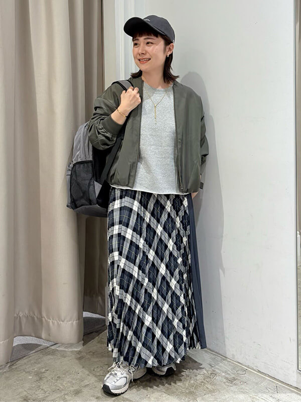 メンズライクなブルゾン×女性らしいスカートのミックスコーデ | 17度 服装