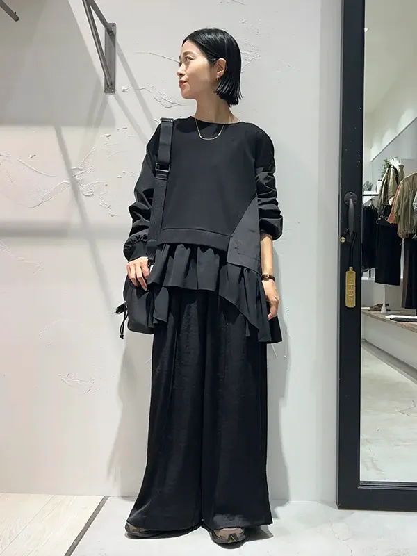 異素材切替トップスで高める都会派シックなオールブラックコーデ ｜気温17度の服装まとめ！最高/最低17度別のおすすめコーデ【2026最新】｜ストライプクラブ