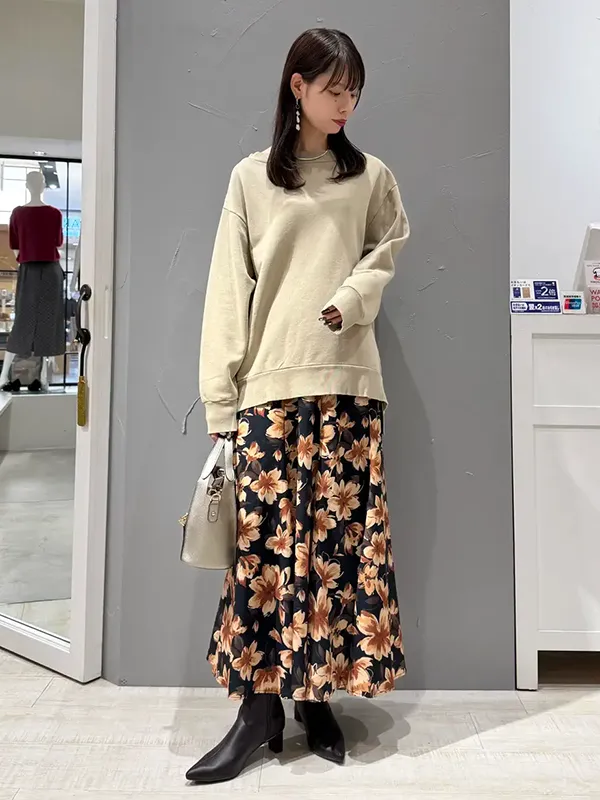 花柄スカートをこなれたスウェットで着崩す秋の日常着 ｜気温17度の服装まとめ！最高/最低17度別のおすすめコーデ【2026最新】｜ストライプクラブ