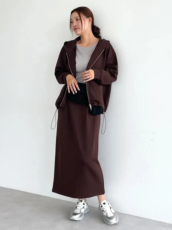 着回し力の高いセットアップが主役の秋色アクティブスタイル ｜気温17度の服装まとめ！最高/最低17度別のおすすめコーデ【2026最新】｜ストライプクラブ