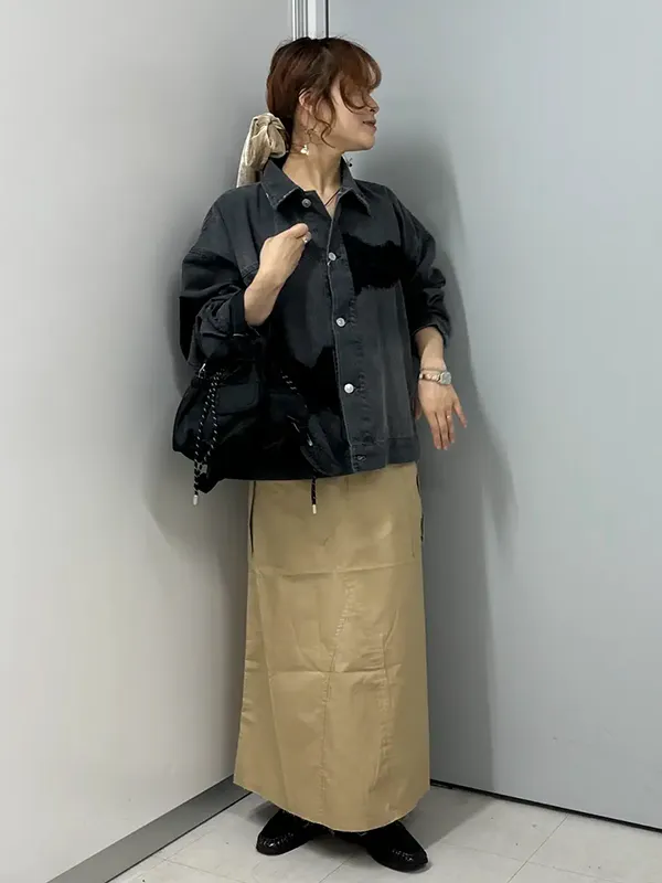 トレンドのレースを効かせたデニムジャケットで秋の甘辛ミリタリーコーデ ｜気温17度の服装まとめ！最高/最低17度別のおすすめコーデ【2026最新】｜ストライプクラブ