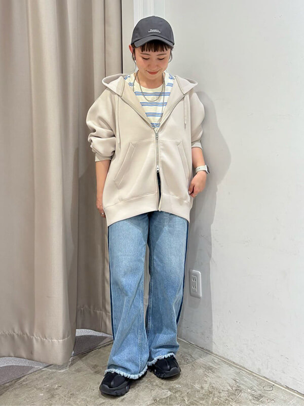 明るめパーカー×ボーダーのスポーティーカジュアル | 17度 服装