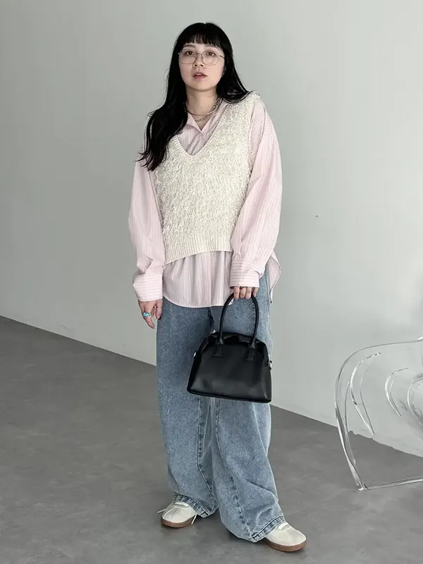 シャツ×ベストのレイヤードは今っぽいサイジングで洒落感アップ | 17度 服装