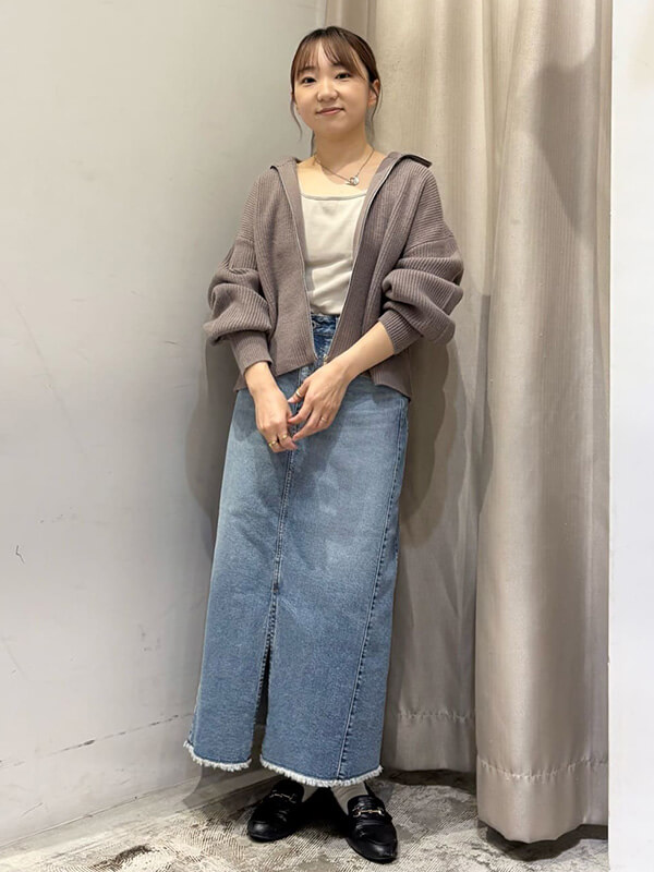 カーデをラフに羽織った抜け感のあるデニムスカートスタイル | 17度 服装