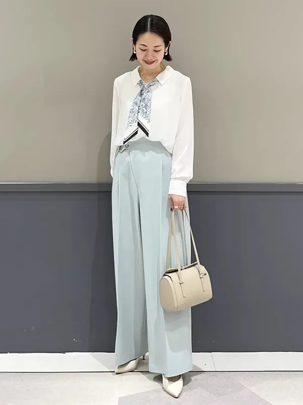 オフィスでもデイリーでも着映えるスカーフ付きデザインブラウス | 17度 服装