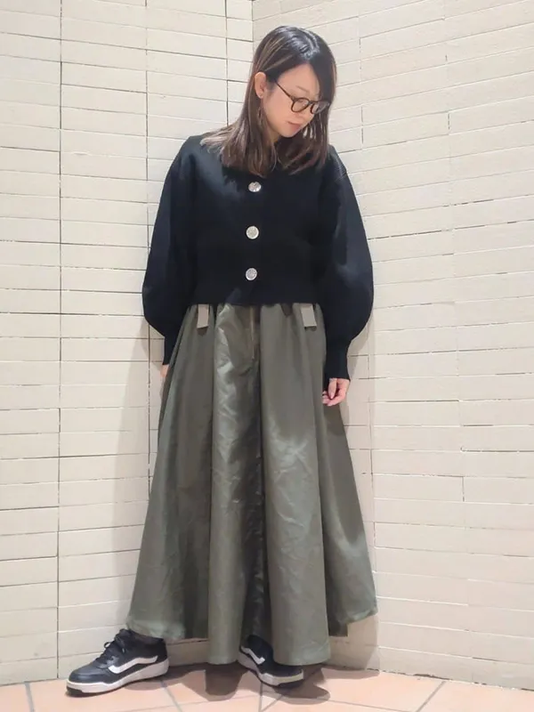 シンプルコーデのポイントにぴったりなデザインカーディガン | 20度 服装