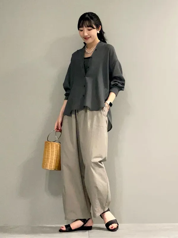 風を通す快適シアーシャツでリラクシーコーデを都会的に | 20度 服装